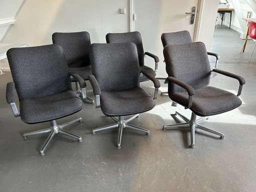 Sillas de diseño Artifort: industriales y atemporales. Disponibles en paquetes de 2 y 6 unidades.