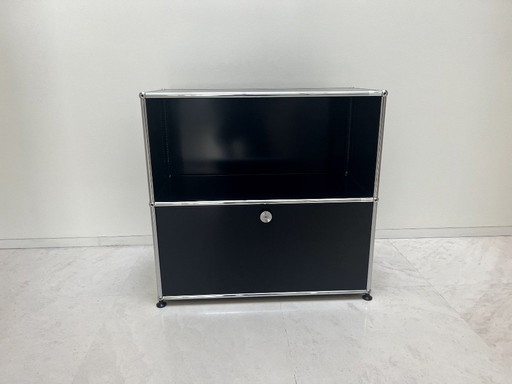 USM Haller Schrank teils offen, teils mit Klappe.