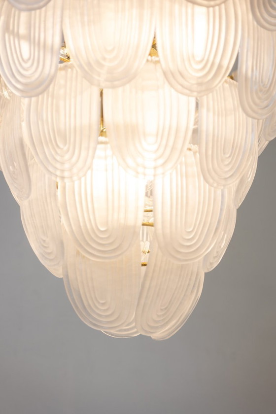 Image 1 of Lustre en verre de Murano blanc translucide. Italie, travail contemporain.