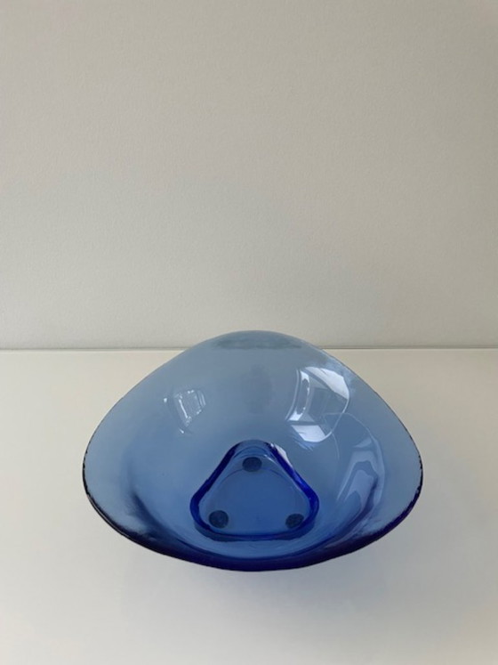 Image 1 of Ciotola in vetro dal design vintage, di un blu brillante, dalla forma triangolare organica.
