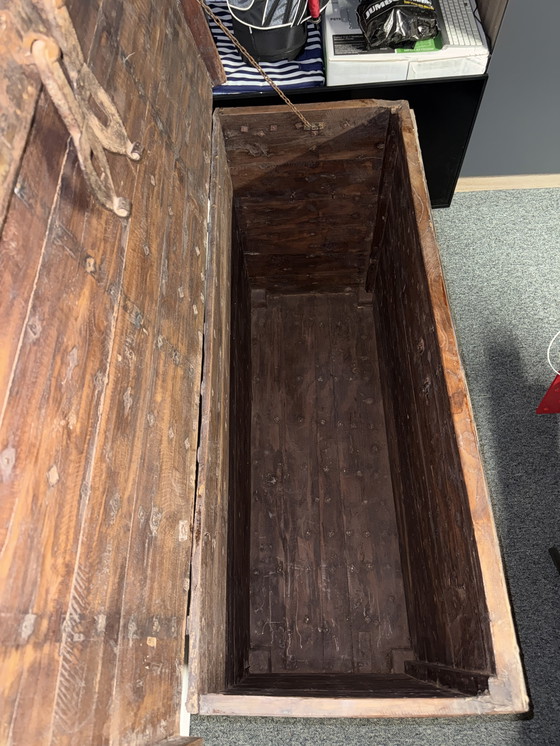 Image 1 of Houten Kist met Metalen Beslag - Uniek Stuk