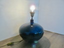 Indrukwekkende lamp van iriserend blauw keramiek met groene kleurschakeringen, Frankrijk, circa 1960.