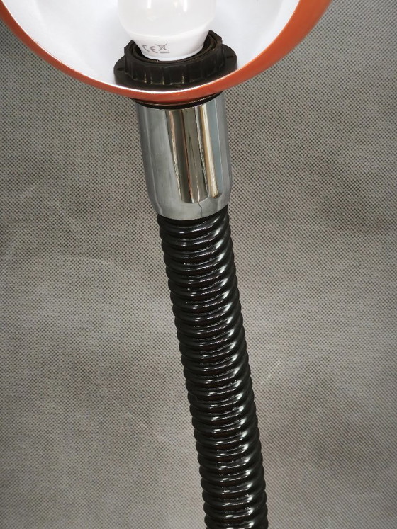 Lampe de table italienne orange Space Age réglable à col de cygne des années 1970 – Métal, Plastique (photo 8 of 11)