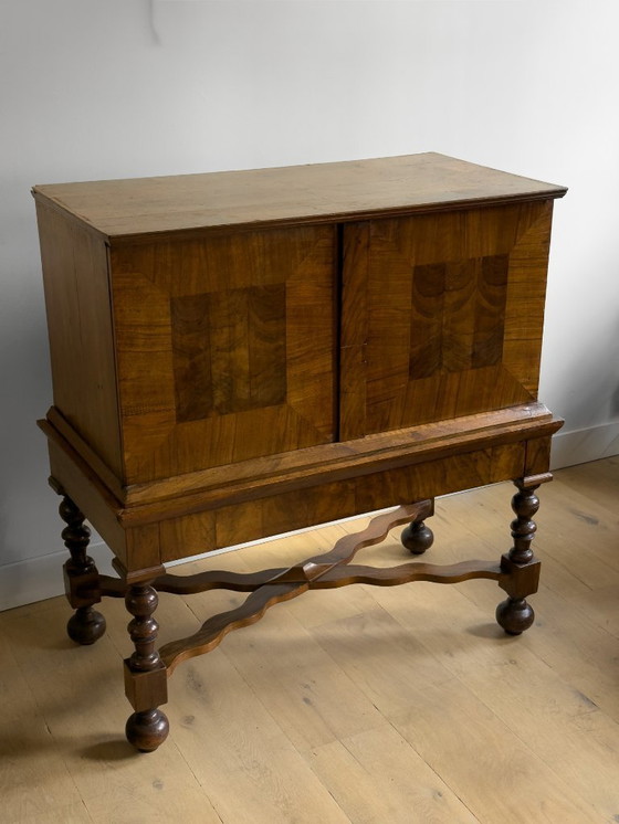 Image 1 of Elegante gabinete con patas en cruz de nogal del siglo XVII