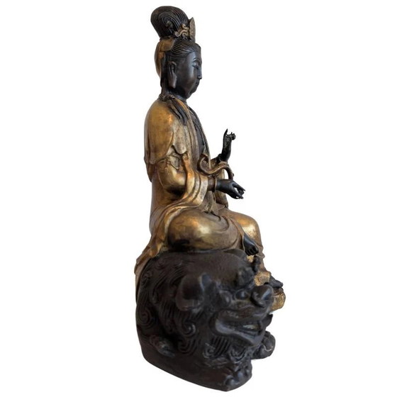 Guanyin sobre León – Escultura China de Bronce, Siglo XX – lote 153 – Bronze (photo 3 of 10)