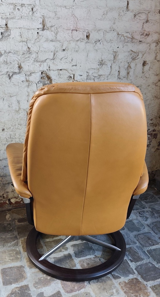 Poltrona relax in pelle Stressless M view Signature + Poggiapiedi Mayfair, Poltrone, Alluminio, Legno, Beige (foto 8 di 10)