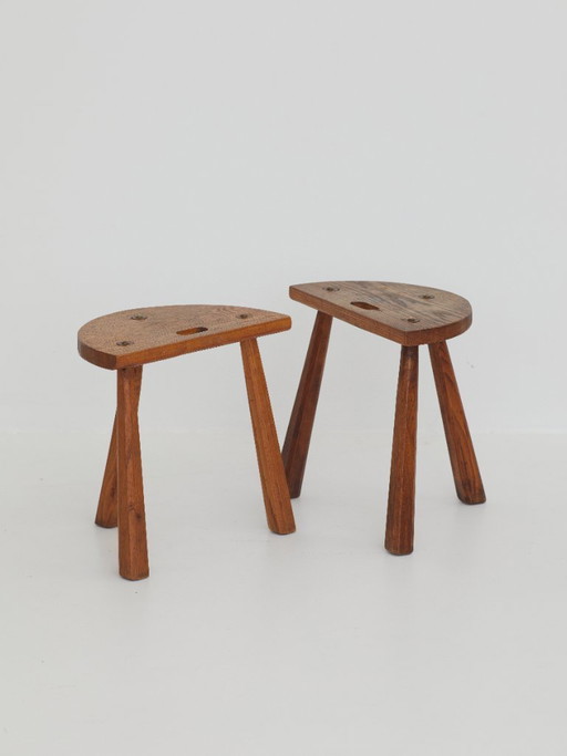 2 vintage massief houten halfronde driepootkrukjes, circa 1950