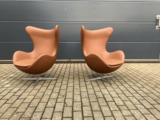 Image 1 of 2 sillas Egg de Fritz Hansen en piel color coñac, ¡en perfecto estado!