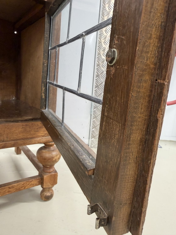Image 1 of houten kast met twee deuren van loodglas en lade