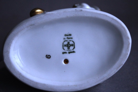 Image 1 of Porzellan Figurengruppe 2 Hunde mit Hirschkäfer weiß mit Goldapplikationen Marke Bedu