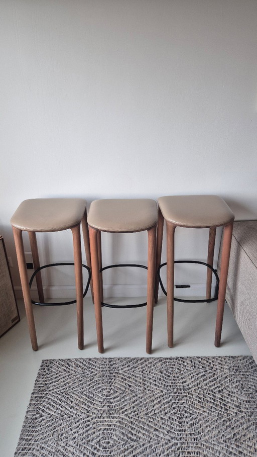 3 x Artisan Neva Hocker, 79 cm hoch, mit Ledersitz und schwarzer Fußstütze, in sehr gutem Zustand – barkrukken, Aluminium
