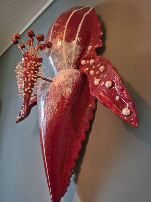 Questa scultura da parete raffigura un fiore moderno nell'ambito dell'arte contemporanea.
