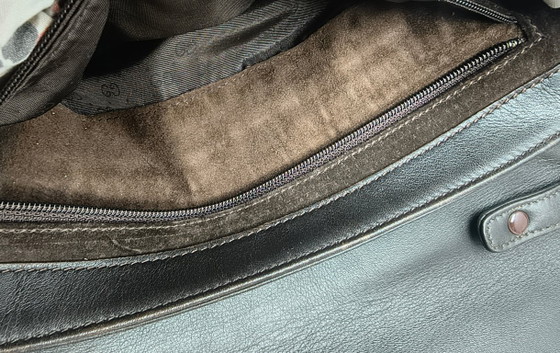 Image 1 of Rara borsa a tracolla vintage Gucci in pelle scamosciata e pelle con catena GG dorata e ciondolo con stemma – Made in Italy