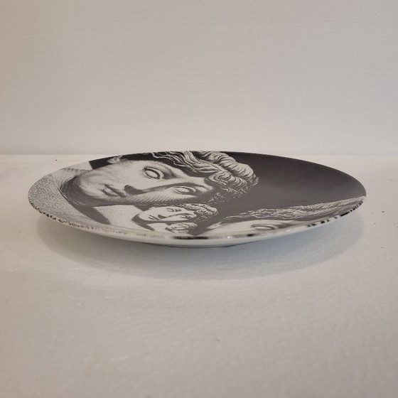 Image 1 of Paar porseleinen borden “Tema e Variazioni 223 en 205”, Fornasetti Milano, s. XX – Italië
