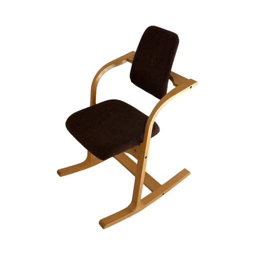 Peter Opsvik - Stokke - Actulum - Ergonomisch gevormde schommelstoel - Bruine bekleding en houten frame
