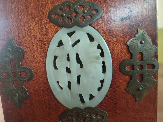 Joyero chino antiguo – Madera de palisandro y paneles de jade tallados a mano – Objetos decorativos, Brass (photo 10 of 12)