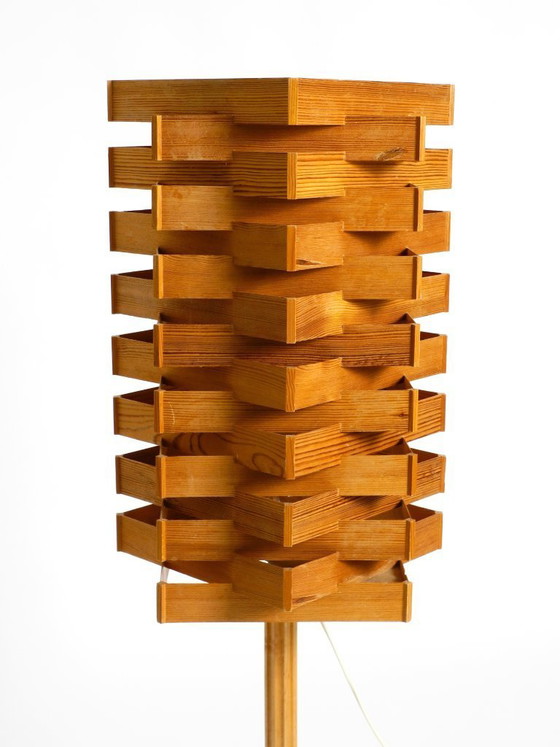 Image 1 of Grote, zeldzame vloer- of tafellamp uit de jaren 60 van grenenfineer — Scandinavische productie | Hoogte 120 cm