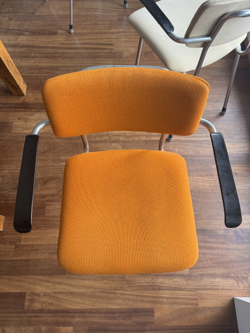 8x Gispen Original 1235 Eetkamerstoelen In Warm Oranje En Zandkleur – Metal, Textile