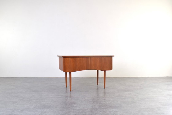 Image 1 of Dänischer Teakholzschreibtisch aus der Mitte des 20. Jahrhunderts, 1960er Jahre.
