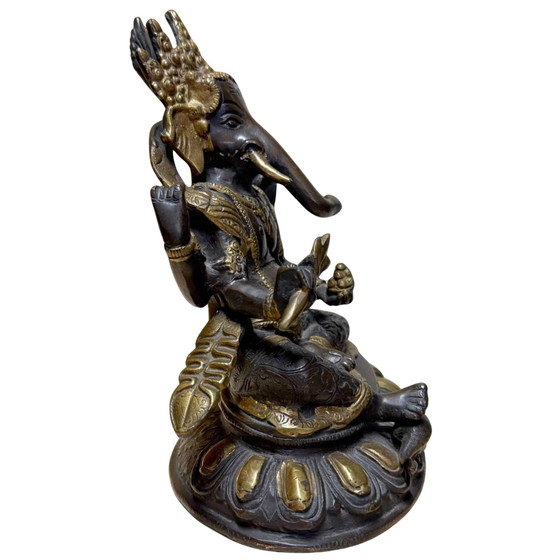 Estatua de Ganesha de Bronce con Base de Loto – Estilo Nepalí – Bronce Pesado con Acentos Dorados – 20.6 cm (photo 3 of 9)