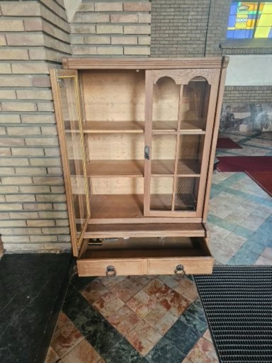 Image 1 of Vitrine d'église provenant de l'église historique de Schulen – chêne massif – pièce patrimoniale unique (vers 1960)