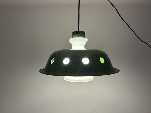 Suspension vintage en émail vert et verre opalin