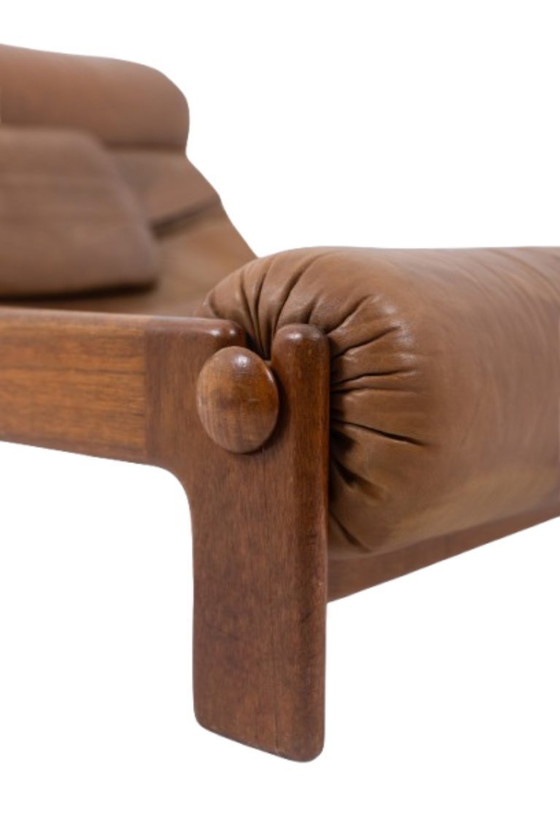 Image 1 of Loungestoel en voetenbank in blond iepenhout en leer. 1970s