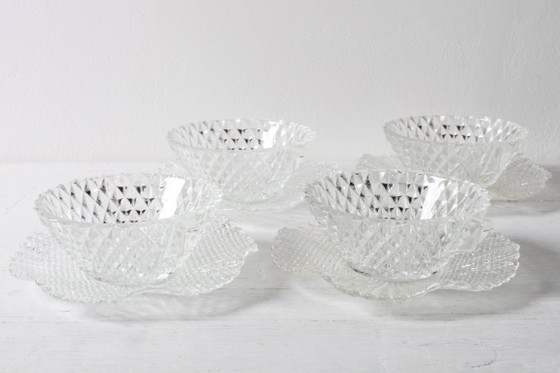 Image 1 of Servizio da tè in vetro trasparente di metà secolo / Decorazione con taglio a diamante / 4 tazze + 4 piattini / Italia / Anni '6