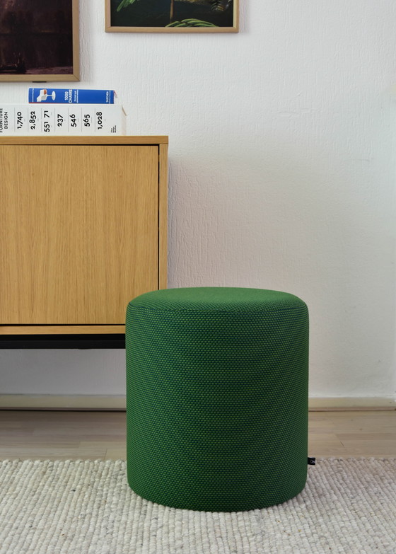 Image 1 of Reposapiés redondo verde en tejido Kvadrat Drop - Ø37cm x H40cm