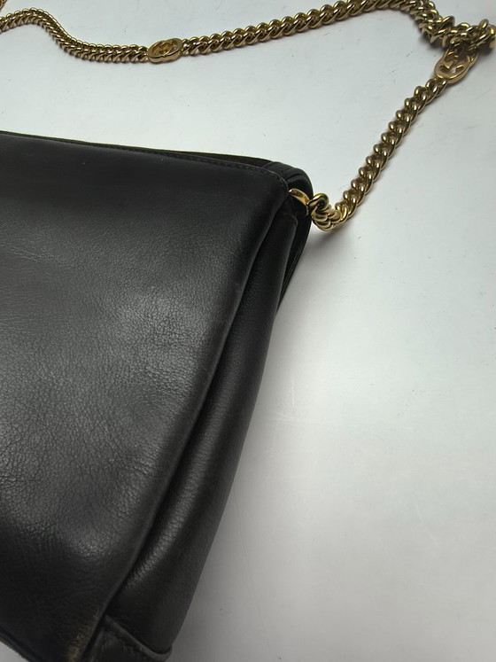 Image 1 of Rara borsa a tracolla vintage Gucci in pelle scamosciata e pelle con catena GG dorata e ciondolo con stemma – Made in Italy