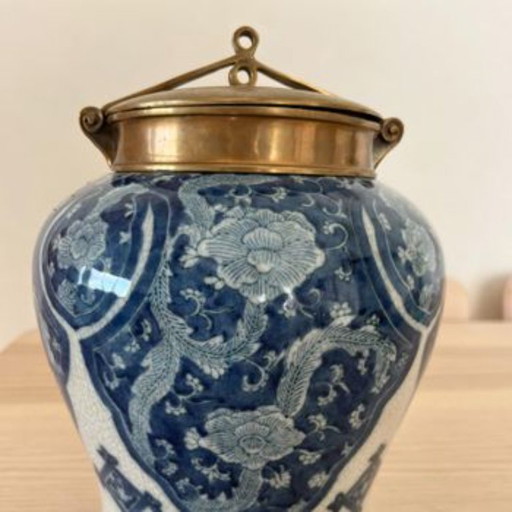 Porcelain Vase with Brass Lid by Asiatides Paris – vazen