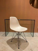 1 x Vitra Eames DSR