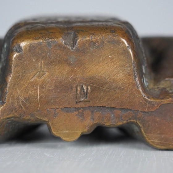 Bronzeskulptur einer kauernden männlichen Figur, signiert LN – Bildhauerei (photo 10 of 10)