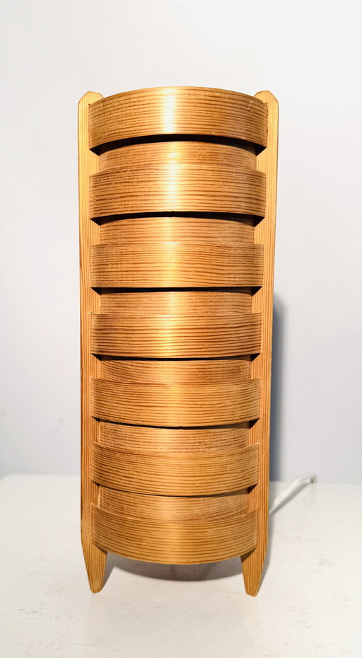 LAMPE DE TABLE CYLINDRIQUE EN PIN À LA MANIÈRE DE HANS-AGNE JAKOBSSON, SUÈDE, CIRCA 1960s