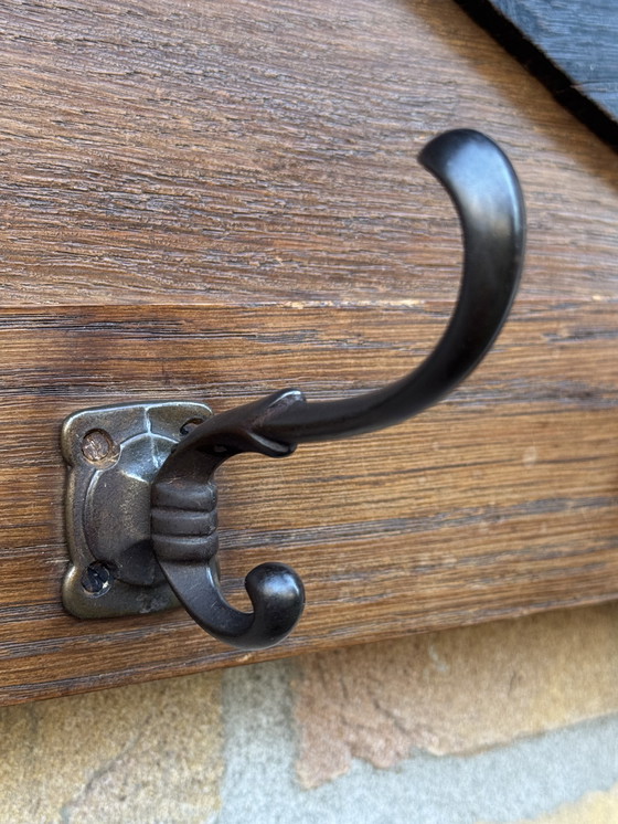 Image 1 of Porte-manteau de l'école d'Amsterdam | vers 1920 | Chêne massif | Une pièce qui attire tous les regards