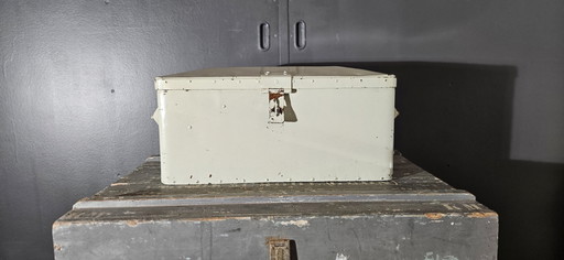 Vecchia scatola di trasporto in metallo