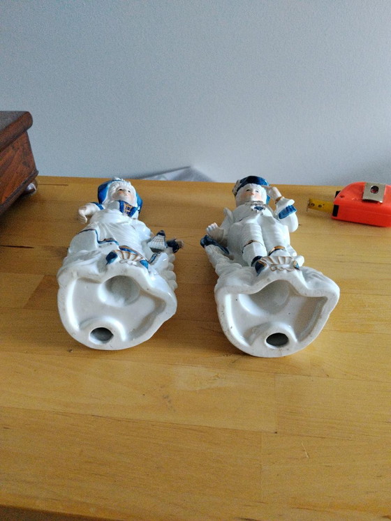 Coppia Statuine Vintage in Porcellana Dama e Cavaliere, Stile Settecentesco Bianco e Blu (20 cm) (foto 3 di 5)