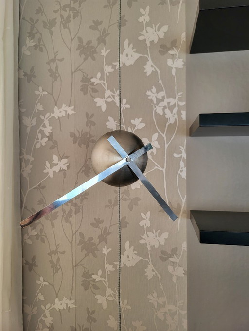 Uhr aus gebürstetem Edelstahl; hängt von der Decke