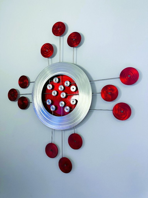 Œuvre d'art suspendue en métal de Jake Howard, Pin Ball Red