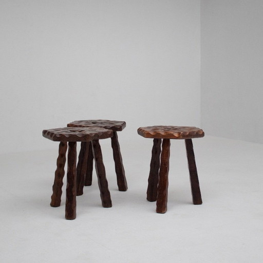 Ensemble de trois tabourets en bois sculptés à la main