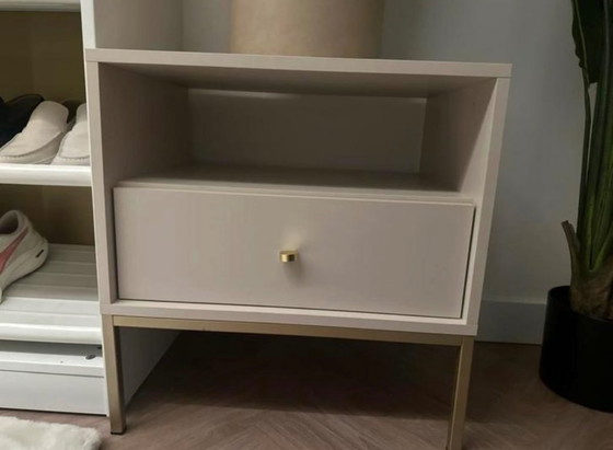 Image 1 of Nachtkastjes in beige, onderstel in goudkleur