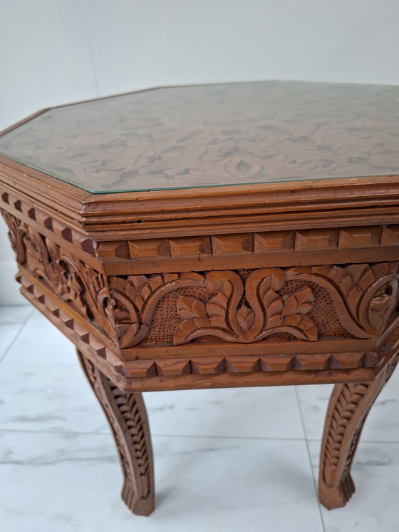 Image 1 of Mesa auxiliar con refinado tallado de madera.