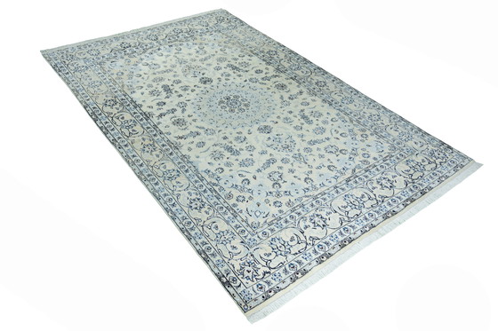 Image 1 of Handgeknoopt Nain 9La oosters tapijt - 291 x 195 cm - Fijne details met zijde in crème en blauw