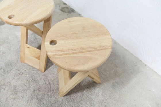 Image 1 of Een paar opklapbare krukjes van Adrian Reed uit de jaren 80.