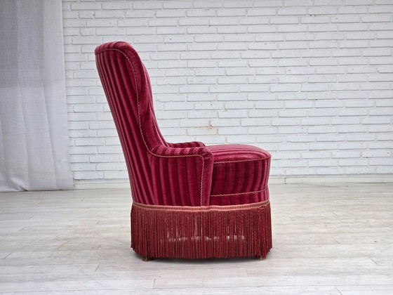 Image 1 of Fauteuil danois des années 1960, revêtement d'origine en velours rouge rayé.