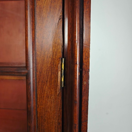 Englischer Vitrinenschrank aus dem späten 19. Jahrhundert mit Glastüren und Schubladen. – Wood (photo 14 of 15)