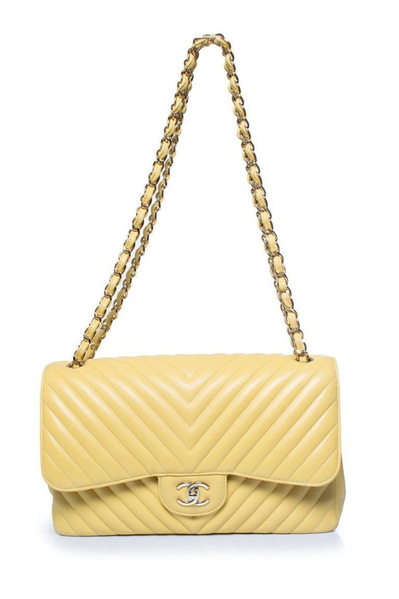 Image 1 of Chanel, Jumbo-Tasche aus gelbem Lammleder mit Chevron-Muster und Klappe