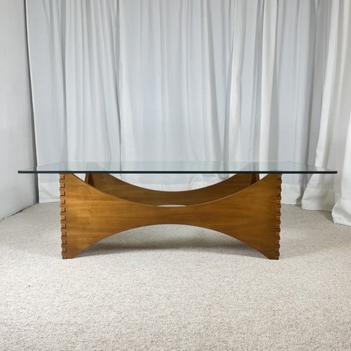 Sculpturale salontafel van mahoniehout en glas – Europa, jaren 70