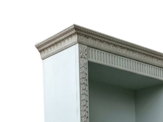 Image 1 of Vestidor clásico abierto en azul claro/gris perla con isla central multifuncional.