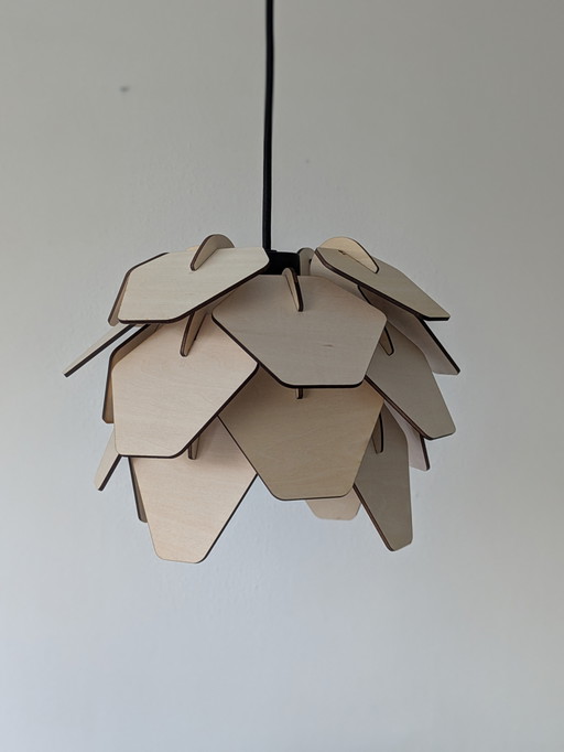 Lampada a sospensione di design in legno a forma di pigna